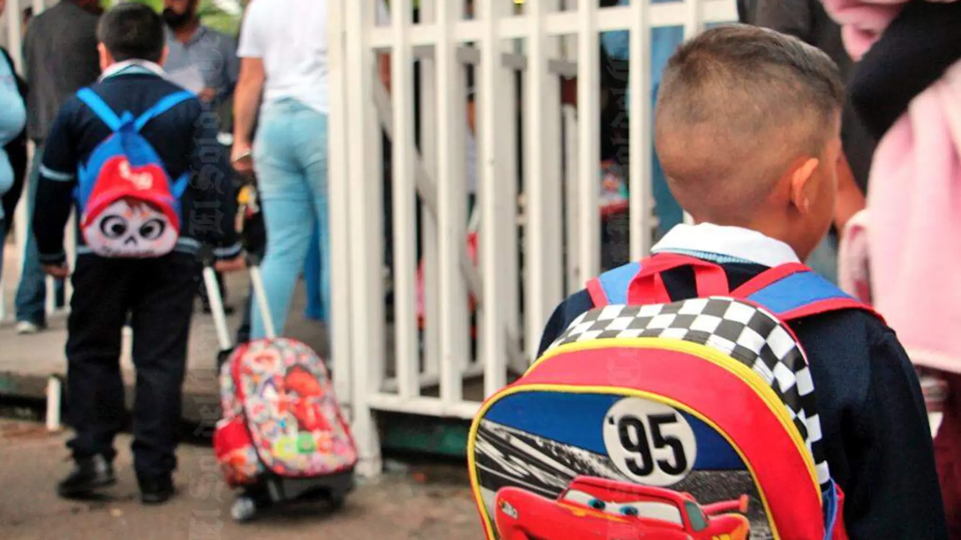 alumnos estudiantes entrada mochila